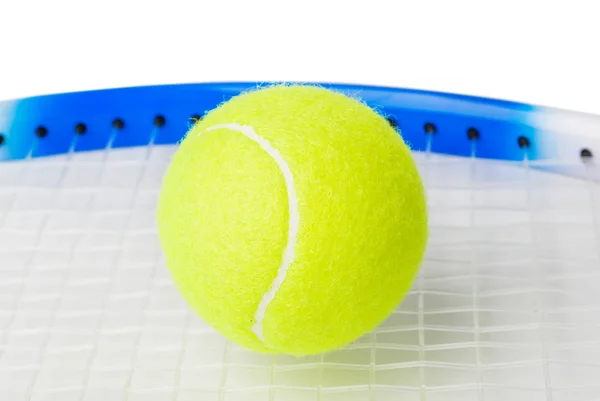 网球拍和在白色背景上隔绝的球 — 图库照片
