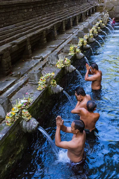 Bali Indonesien April Gebete Tempel Tirta Empul April 2016 Bali — Stockfoto