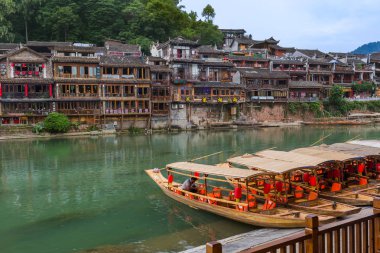 Fenghuang, Çin - 29 Mayıs 2018: Antik şehir Fenghuang Hunan 'da günbatımında.