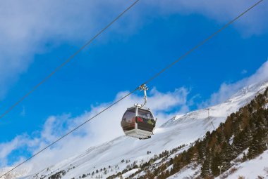 sopa de fideos y champiñones en un plato