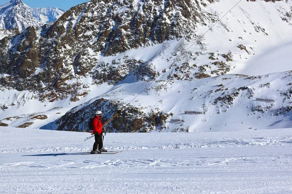 在因斯布鲁克奥地利高山滑雪度假村 滑雪者自然和体育背景 — 图库照片