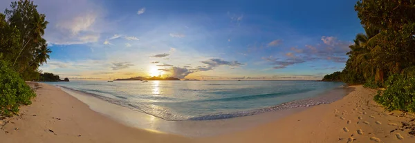 熱帯のビーチ セイシェル 自然の背景に沈む夕日 — ストック写真