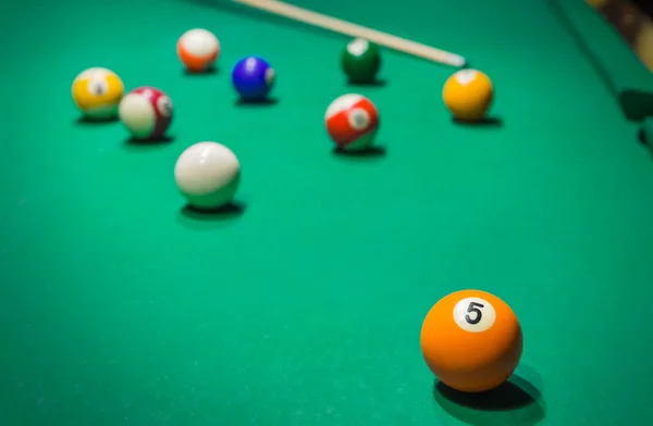 グリーン プール テーブル スポーツ バック グラウンドのビリヤード ボール — ストック写真