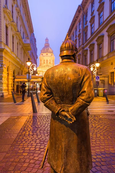 Socha Policisty Budapešti Maďarsku Panoráma Architektura Pozadí — Stock fotografie