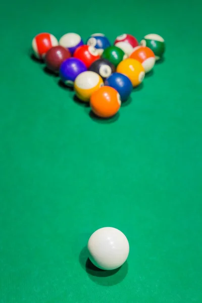 台球在游泳池绿桌 体育背景 — 图库照片