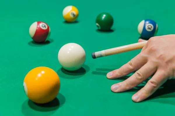 Bolas De Bilhar Coloridas Numa Mesa Verde. Jogo De Bilhar Em Um Bar.  Snooker Foto de Stock - Imagem de esfera, verde: 250005680