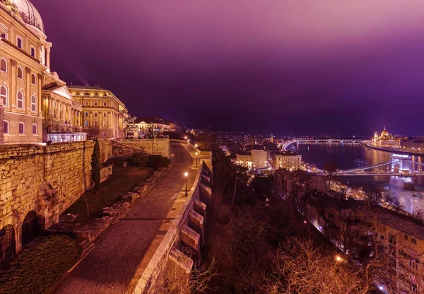 ブダペスト ハンガリー 都市景観建築背景の高貴な宮殿 — ストック写真