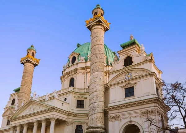 在维也纳奥地利 城市景观建筑学背景教会 Karlskirche — 图库照片