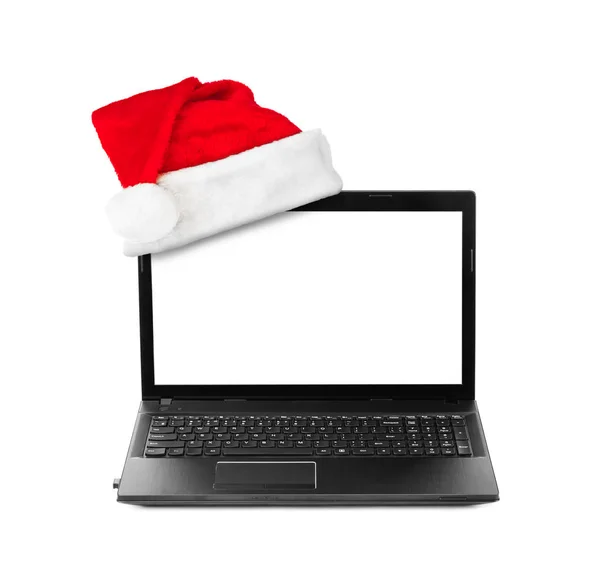 笔记本电脑和圣诞老人红色圣诞帽 白色背景隔离 — 图库照片