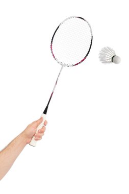 Beyaz arka plan üzerinde izole badminton raket ve tüy raketle eliyle
