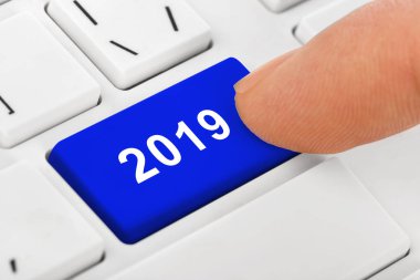 Bilgisayar dizüstü klavye ile 2019 anahtar - tatil teknoloji kavramı