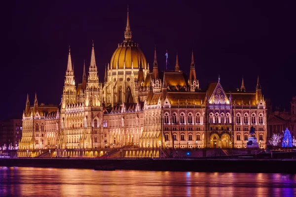 议会在匈牙利首都布达佩斯 城市景观建筑学背景 — 图库照片