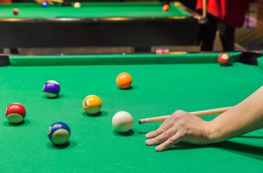 Bilardo topları yeşil bilardo - spor arka plan üzerinde