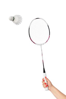 Beyaz arka plan üzerinde izole badminton raket ve tüy raketle eliyle