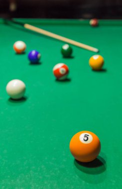 Bilardo topları yeşil bilardo - spor arka plan üzerinde