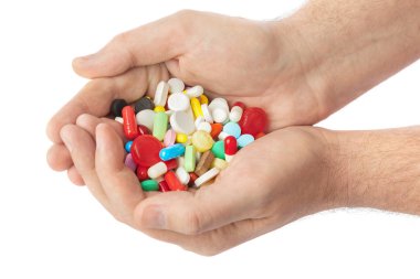 Beyaz arka plan üzerinde izole hapları ile el