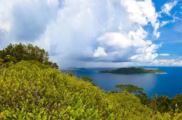 Νησί Στον Ωκεανό Σεϋχέλλες Φύση Φόντο — Φωτογραφία Αρχείου