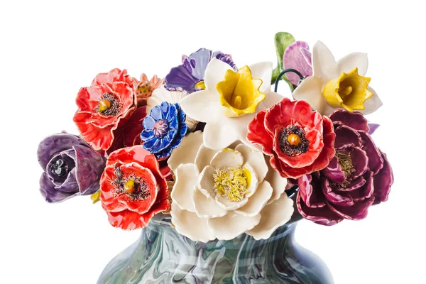 セラミック装飾花の白い背景で隔離の花瓶の花束 — ストック写真