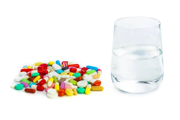 Haufen Pillen Und Wasser Isoliert Auf Weißem Hintergrund — Stockfoto