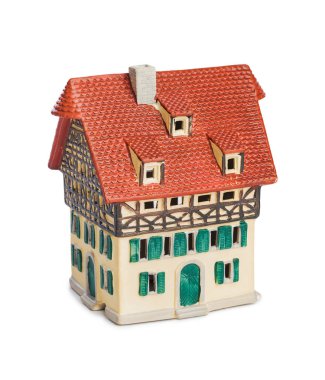 beyaz arkaplanda izole edilmiş oyuncak evi