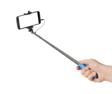 Beyaz arkaplanda izole edilmiş selfie çubuklu el ve akıllı telefon.