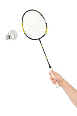 Beyaz arka plan üzerinde izole badminton raket ve tüy raketle eliyle
