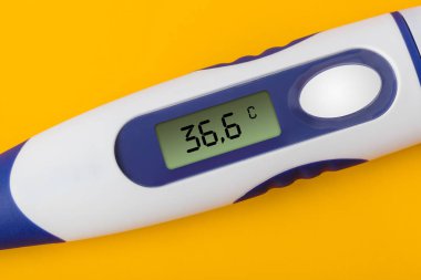Sarı arka plan üzerinde izole elektronik Medikal termometre (36.6 degrees)
