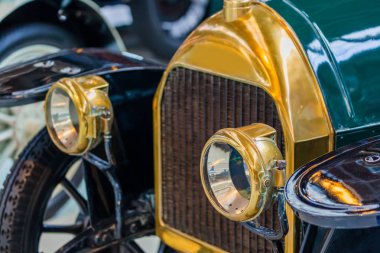 Eski araba - geçmişe dönük teknoloji arka planı