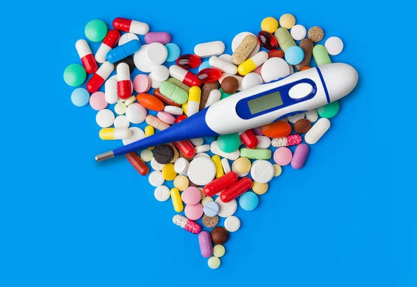 Thermometer Hart Gemaakt Van Pillen Abstracte Medische Achtergrond — Stockfoto