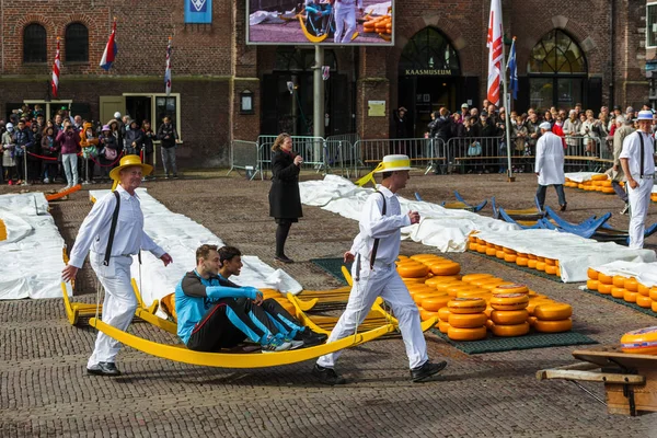Alkmaar Netherlands April 2017 Cheese Carriers Traditional Cheese Market — Stock Photo, Image