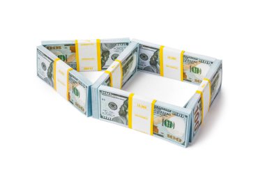 Beyaz arka planda izole edilmiş paradan yapılmış ev