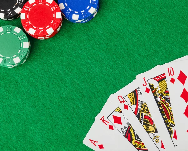 Casino Chips Speelkaarten Groene Tafel Gokachtergrond — Stockfoto