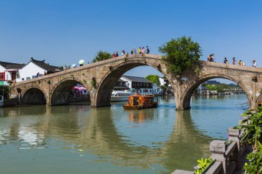 Şangay, Çin - 23 Mayıs 2018: Zhujiajiao su kasabasında tekne gezisi.