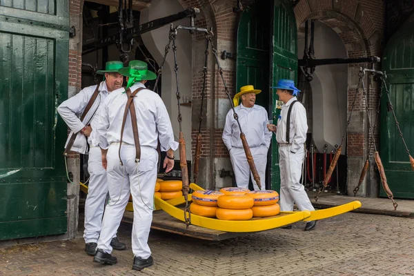 Alkmaar Nederländerna April 2017 Ostbärare Den Traditionella Ostmarknaden — Stockfoto