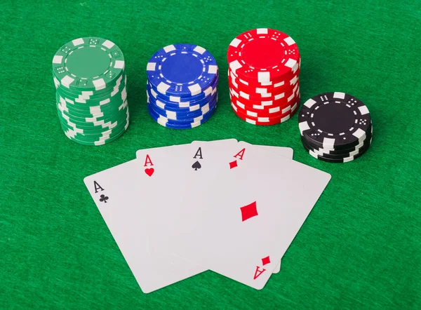 Kaszinó Zsetonok Kártyák Zöld Asztalon Szerencsejáték Háttér — Stock Fotó