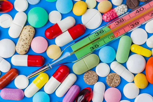 Tabletták Hőmérő Elvont Orvosi Háttér — Stock Fotó