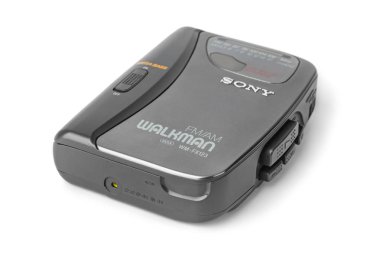 Moskova, Rusya - 18 Ocak 2018: Eski kaset çalar Sony Walkman beyaz arka plan üzerinde izole.