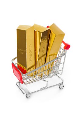 Beyaz arka planda izole edilmiş alışveriş arabasındaki altın