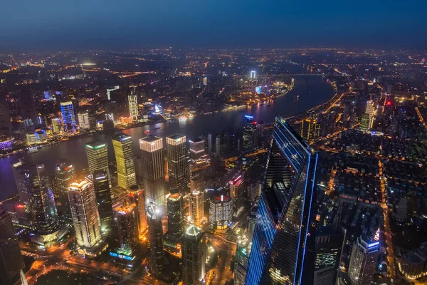 2018年5月23日 上海タワーから中国の上海の近代的なスカイラインへの夜景 — ストック写真