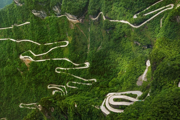 天門山自然公園の山岳道路 旅行背景 — ストック写真