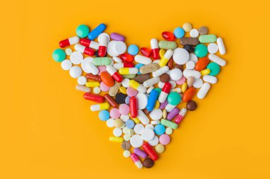 Haplardan yapılmış kalp - soyut tıbbi geçmiş