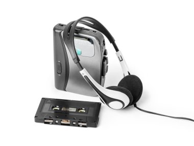 Beyaz arkaplanda izole edilmiş eski kaset çalar ve kulaklıklar