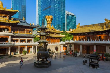 Shanghai, Çin - 23 Mayıs 2018: Gün batımı görünümü Jing bir tapınakta Shanghai, Çin.