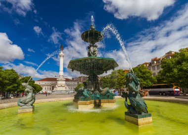 Rossio Meydanı çeşme Lizbon Portekiz - mimari arka plan ile