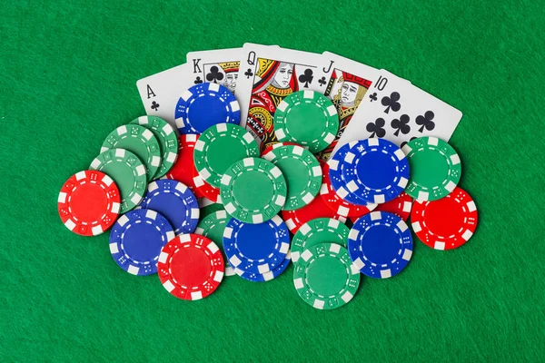 Kaszinó Zsetonok Kártyák Zöld Asztalon Szerencsejáték Háttér — Stock Fotó