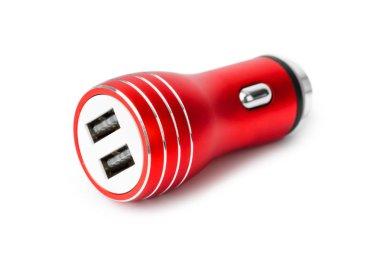 Beyaz arka plan üzerinde izole çift usb soketi araç şarj cihazı