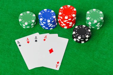 Kumarhane fişleri ve iskambil kağıtları yeşil masada - kumar geçmişi