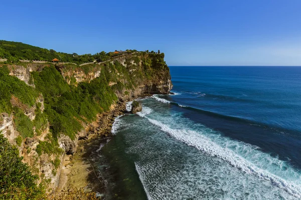 Bali Endonezya 'daki Uluwatu tapınağı - doğa ve mimari arka plan