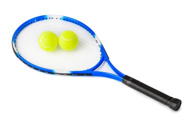 Tenis raket ve topları beyaz zemin üzerine izole