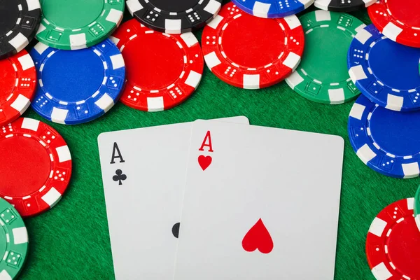 Jetons Casino Cartes Jouer Sur Table Verte Fond Jeu — Photo
